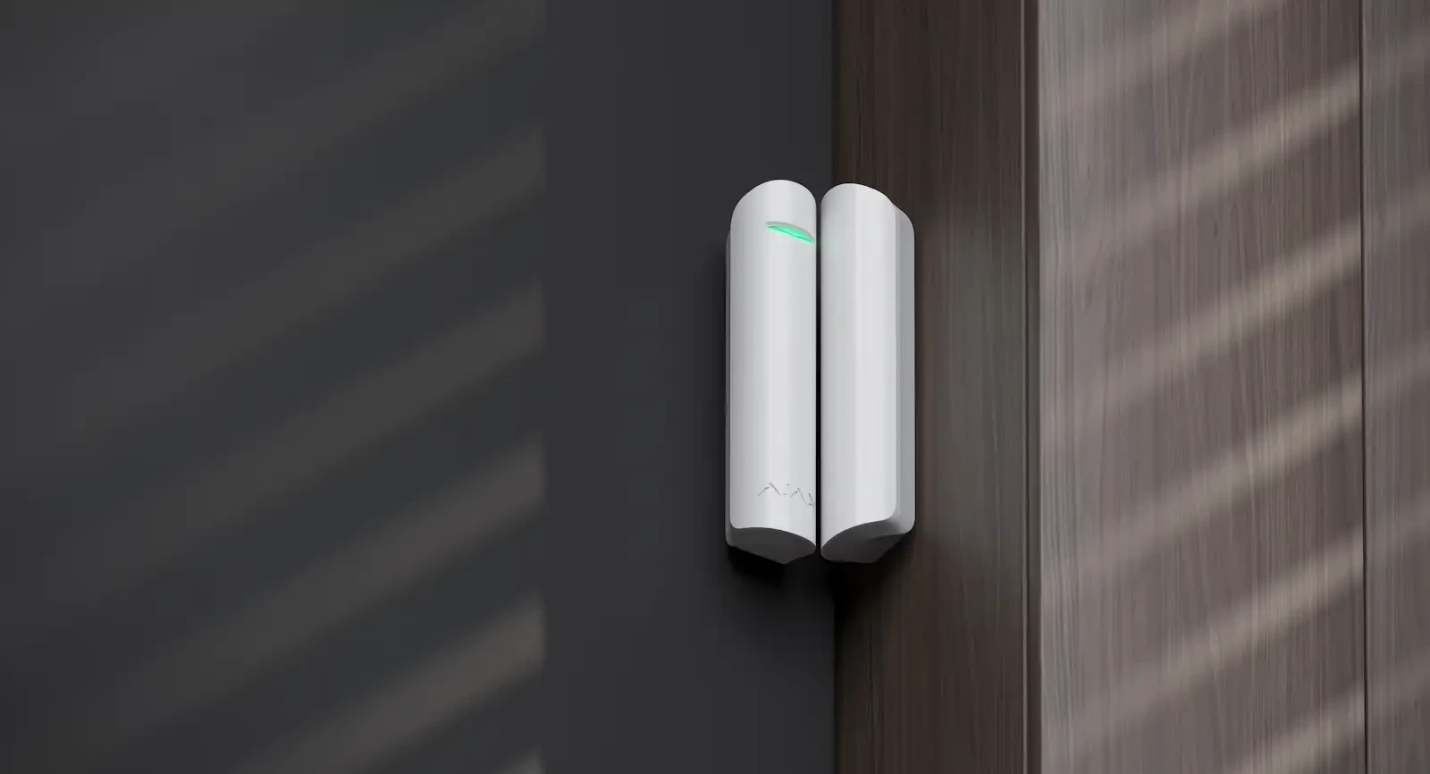 DoorProtect blanc installé sur une porte intérieure