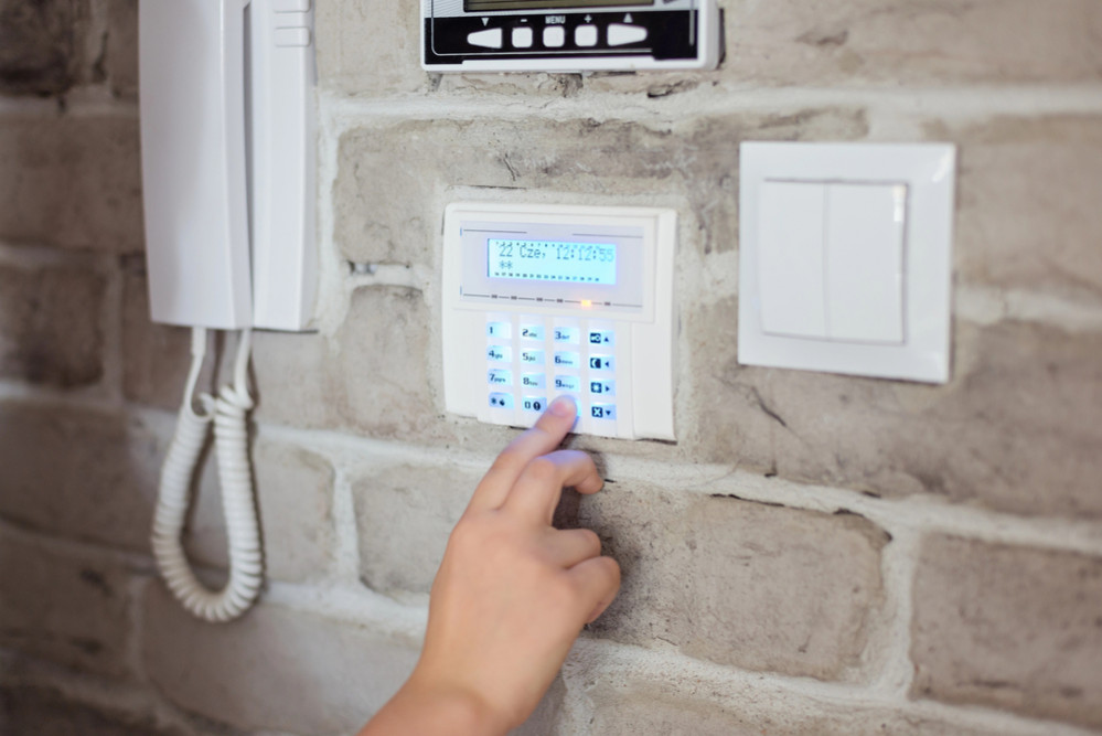 Alarme maison sans fil vs alarme filaire : Avantages et inconvénients