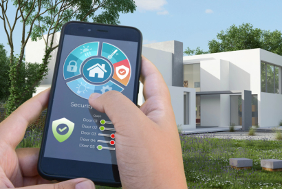 Alarme connect&eacute;e vs alarme t&eacute;l&eacute;surveill&eacute;e : que choisir en 2026 ?
