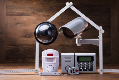 Laquelle choisir entre une caméra de surveillance et une alarme maison ?